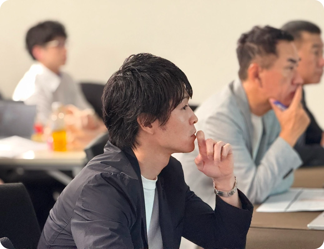 審査員として社員の発表に耳を傾ける内村航平さん