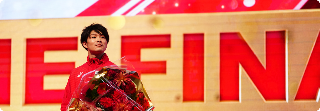 引退セレモニーで花束を抱える内村航平さん