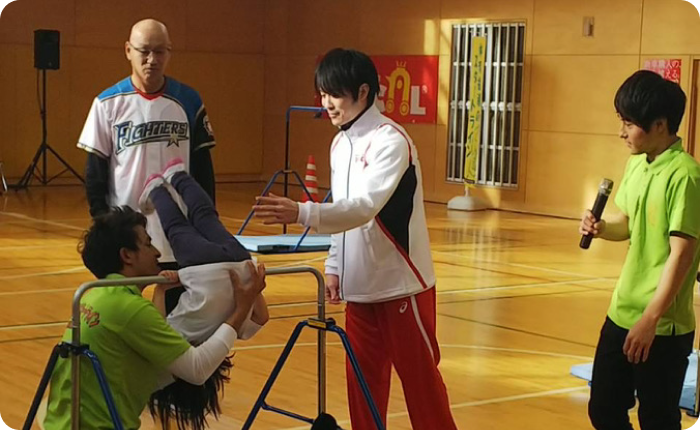 子どもスポーツ教室で子どもたちと交流する内村航平さん