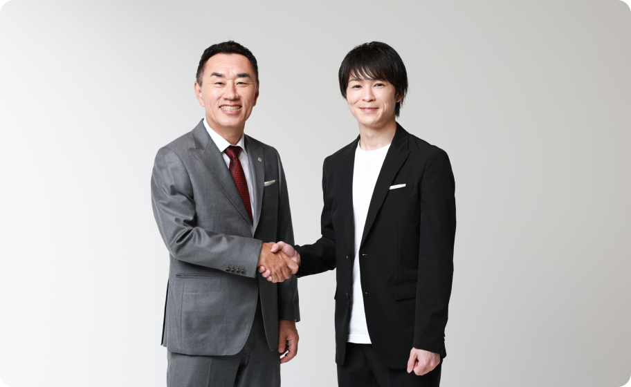 所属契約を結び、早川代表と握手をする内村航平さん