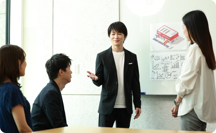 社員研修で社員たちと言葉を交わす内村航平さん
