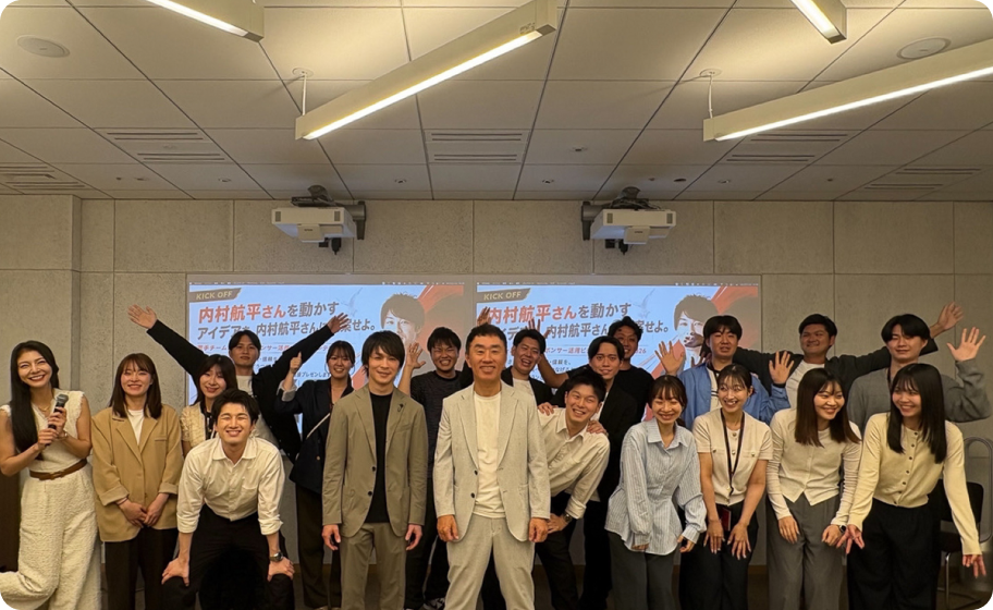 社内ビジネスコンテストの参加者と内村航平さんの集合写真