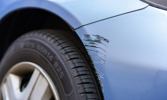 車のバンパーに傷が！修理方法や費用相場、保険適用について解説