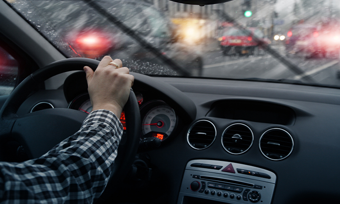 雨の日の運転は危険が多い！事故を回避するための5つの対策とは