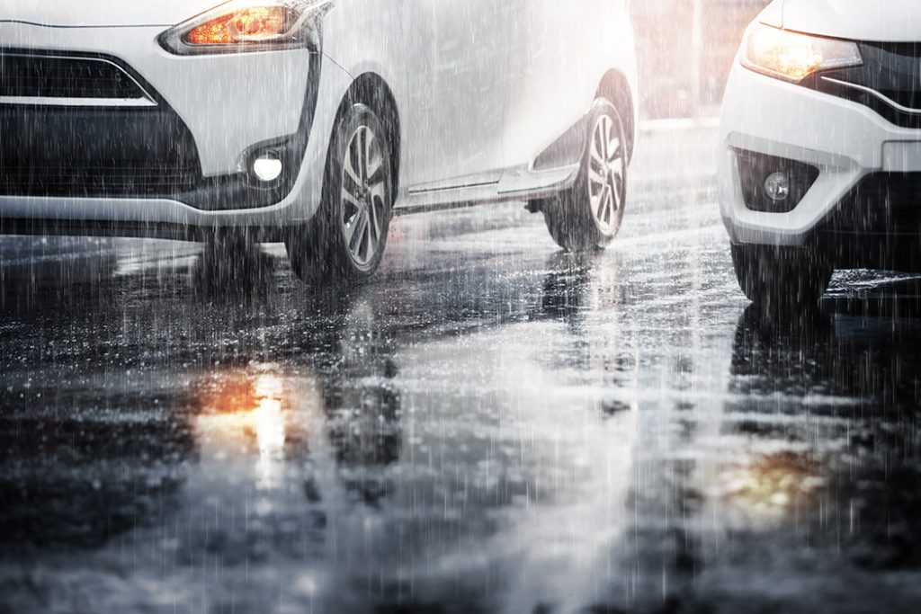 雨の日の運転は危険？事故件数が約4倍になるというデータも